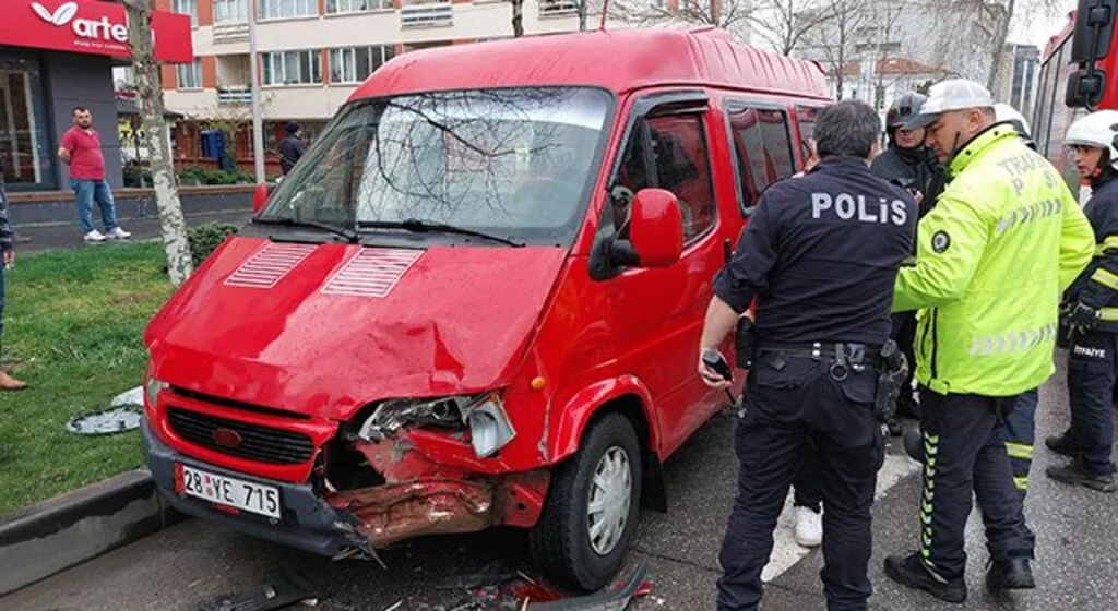 Samsun'da minibüs hafif ticari araca çarptı: 1 yaralı