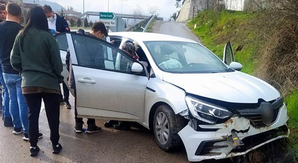 Samsun'da otomobil toprak duvara çaptı: 4 yaralı