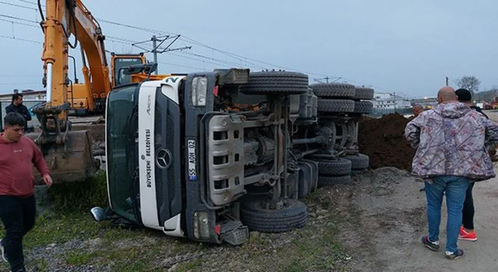Samsun'da toprak döken hafriyat kamyonu devrildi: 1 yaralı