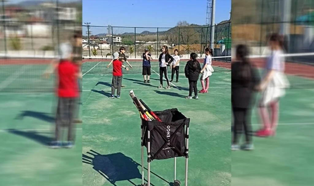 Tenis Kortuna Sporcu Akını