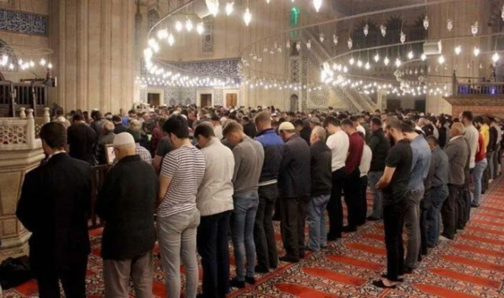 Teravih namazı nasıl kılınır? Teravih namazında hangi dualar okunur? Teravih namazı kaç rekattır? Teravih namazı kaç saat sürer?