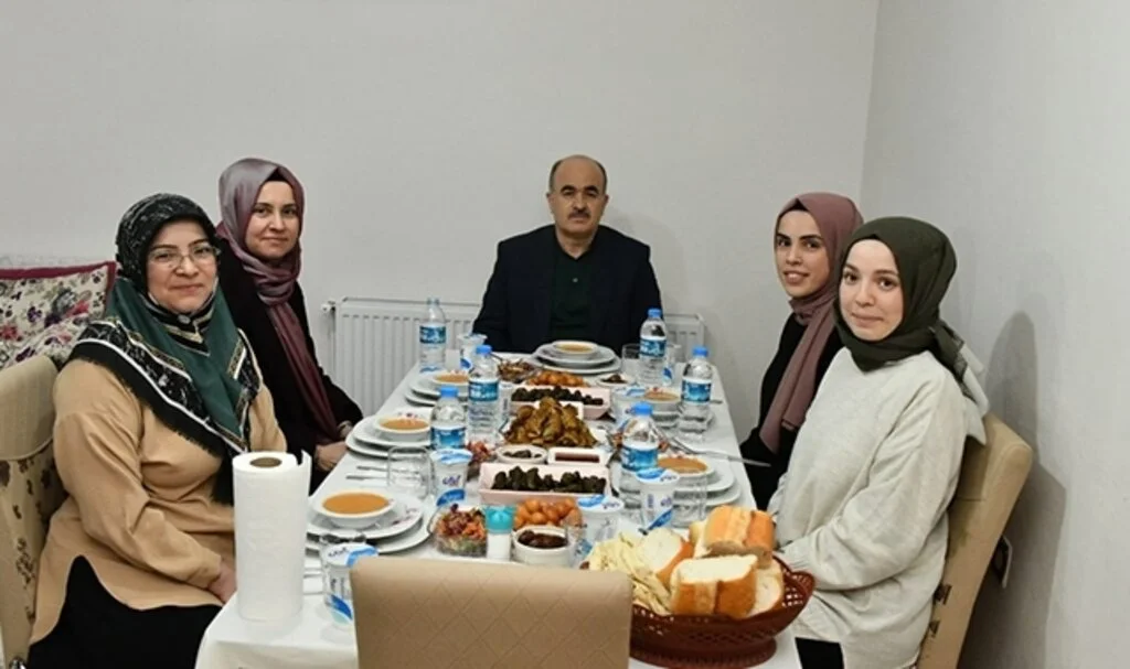 Vali Dağlı, 5 kız çocuğunu okutan aileyi tebrik etti
