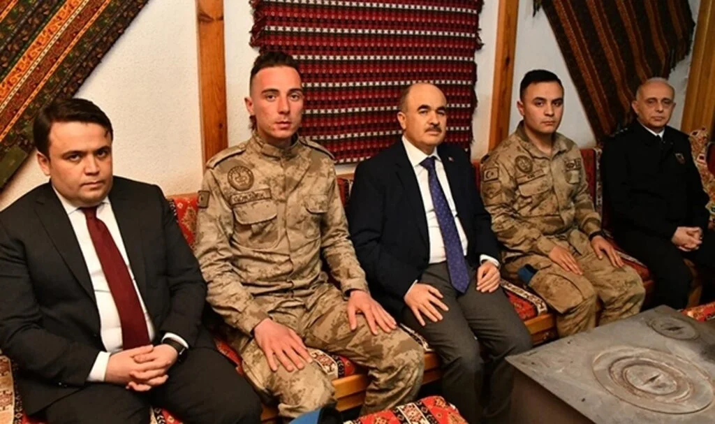 Vali Dağlı, Mehmetçikle iftar yaptı, asker ailesiyle görüntülü görüştü