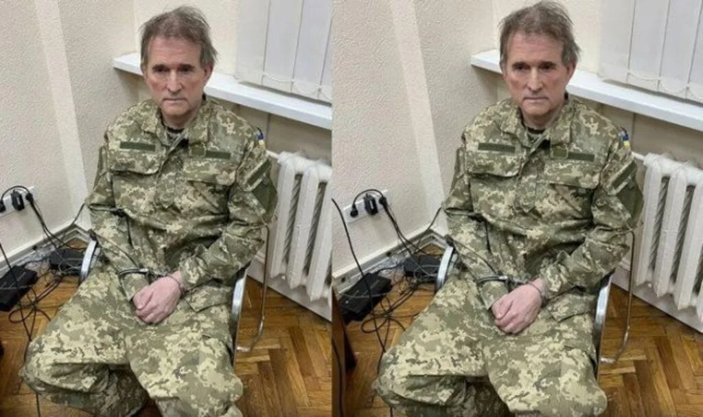 Zelenskiy kelepçeli fotoğrafını paylaştı! Medvedçuk gözaltına alındı