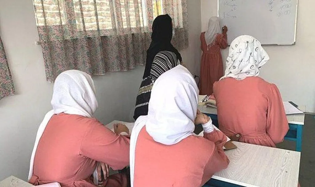 Afganistan'da kız öğrenciler gizlice eğitim alıyor