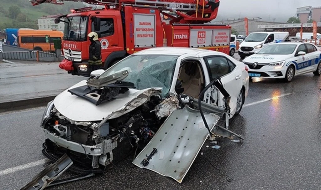 Ağaca çarparak hurdaya dönen otomobilden yaralı çıktılar