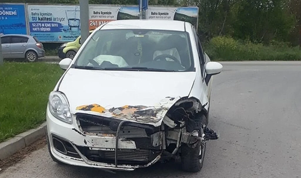 Ambulans ile otomobil çarpıştı: 2 yaralı