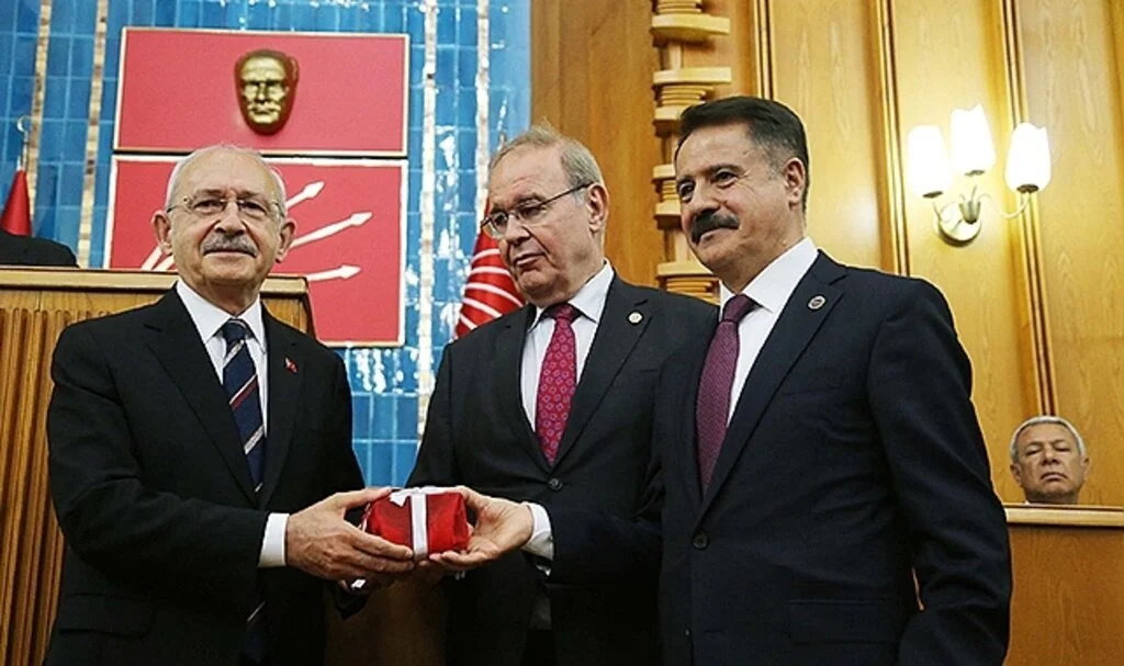 Atakum Belediye Başkanı CHP lideri Kılıçdaroğlu'na 'ata toprağı' teslim edildi