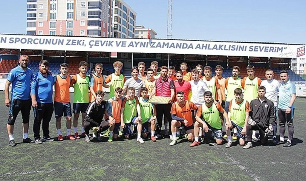 Atakum Belediyespor U18 takımına tatlı ziyaret