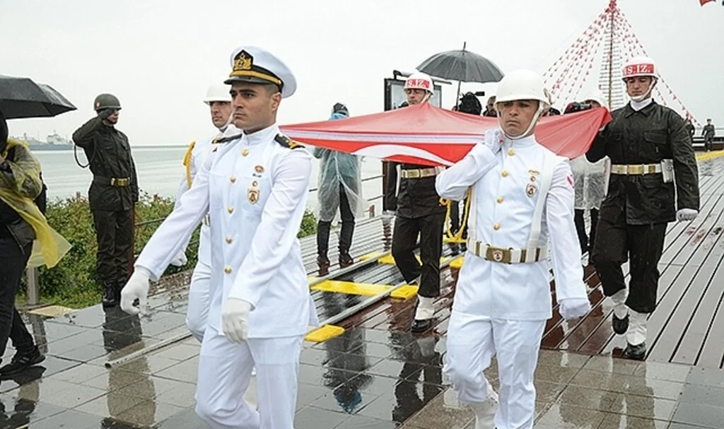 Atatürk’ü temsil den bayrak karaya çıkartıldı