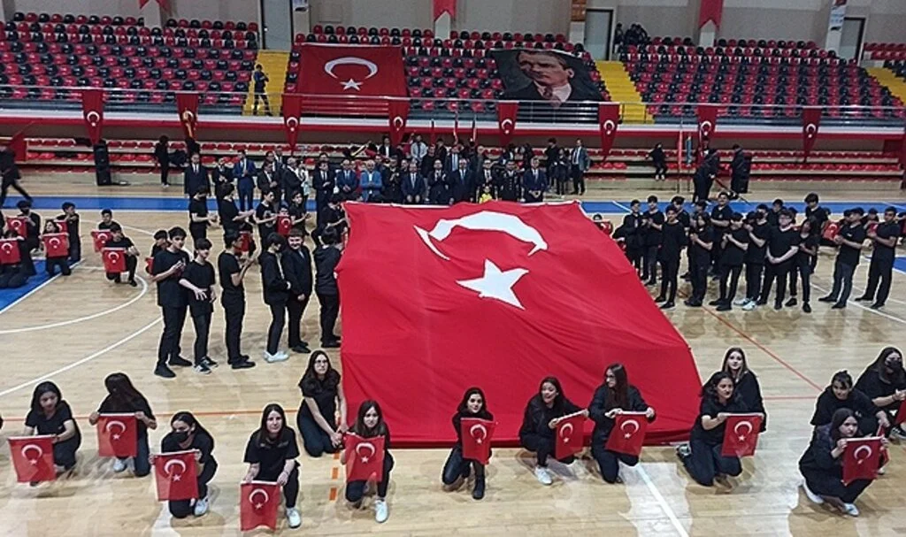 Bafra'da 19 Mayıs Kutlamaları Salonda Yapıldı