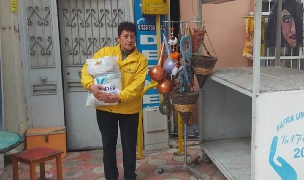 Bafra Umut Derneği'nden gıda ve giysi desteği