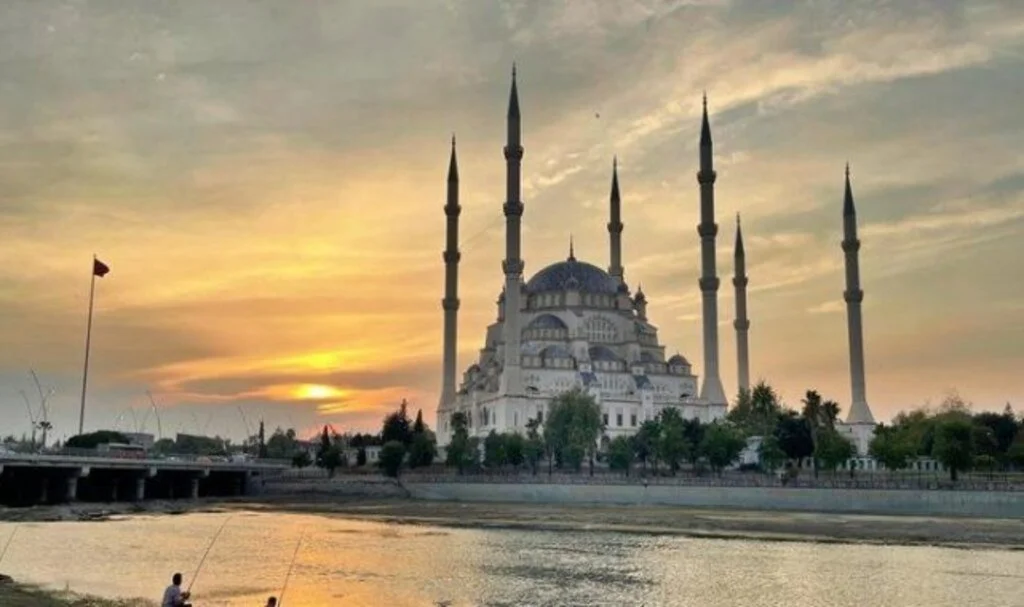BAYRAM NAMAZININ KAZASI OLUR MU? Bayram namazını kaçıran kişiler ne yapmalı?