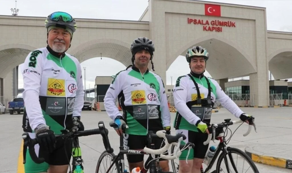 Bisikletli grup Atatürk'ün doğduğu evden aldığı toprağı Samsun'a götürüyor