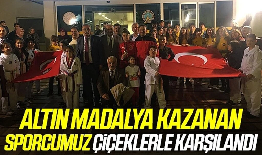 Brezilya'da altın madalya kazanan tekvandocu Merve Yazıcı, Samsun'da çiçeklerle karşılandı