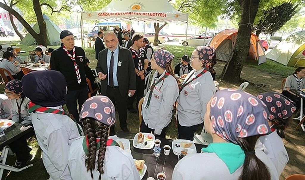 Canik Belediye Başkanı İbrahim Sandıkçı’dan izcilere simit ve salep ikramı