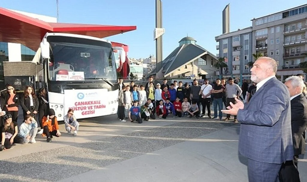 Canik Belediye Başkanı İbrahim Sandıkçı öğrencileri Çanakkale’ye uğurladı