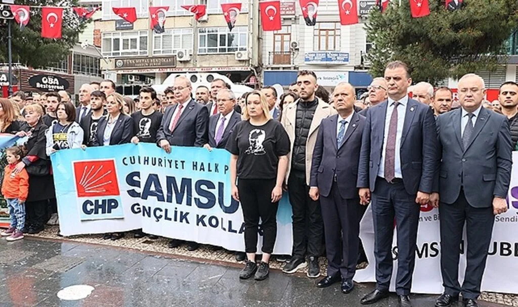 CHP Genel Başkan Yardımcısı Faik Öztrak, Samsun'da Onur Anıtı'na çelenk sundu