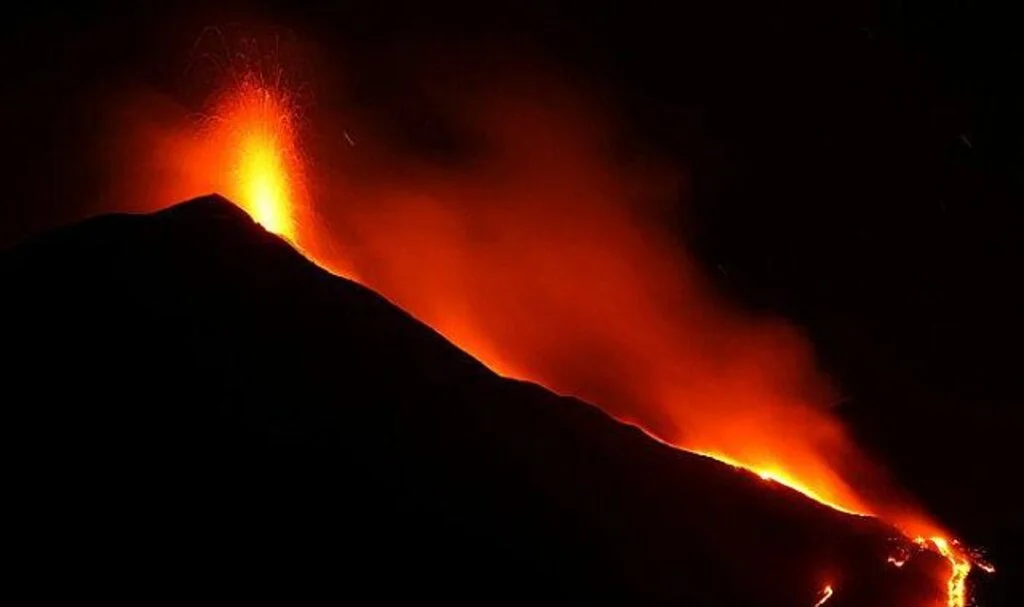 Etna yanardağında hareketlilik! Avrupa'nın en büyüğü yine lav püskürttü