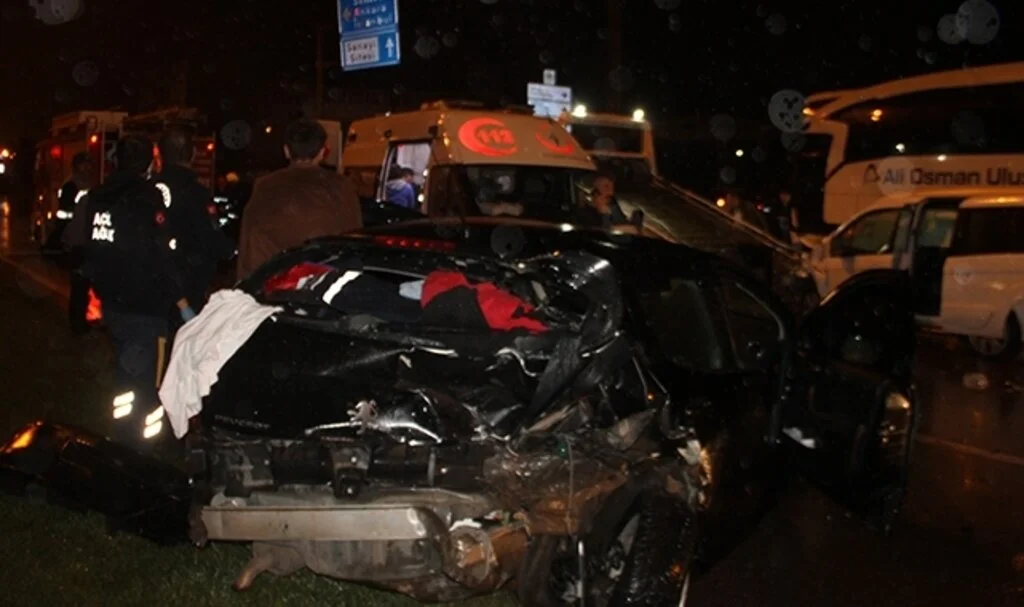 Hafif Ticari Araç Otomobile Çarptı: 9 Yaralı