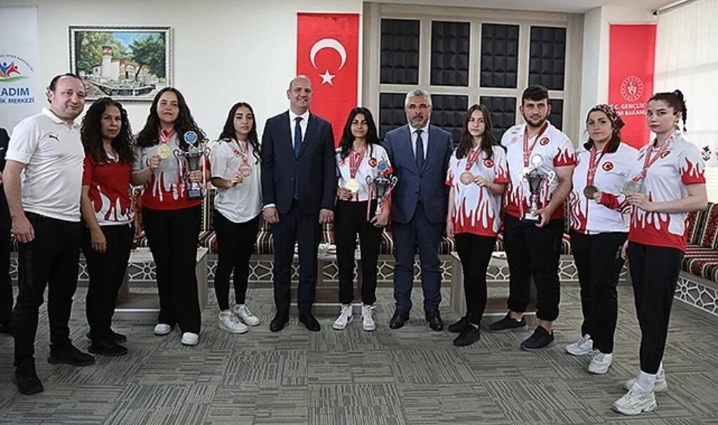 İLERİ: "Şampiyonlarla Buluştu"