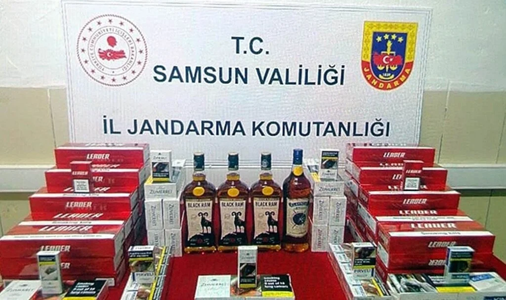 Jandarma şüpheli araçta kaçak içki ve sigara ele geçirdi
