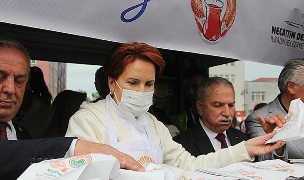 Meral Akşener İlkadım’ın Simit Şenliği’nde simit dağıttı