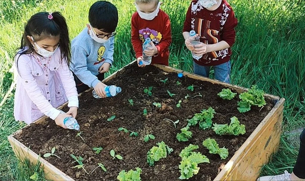 Minik eller toprakla buluştu