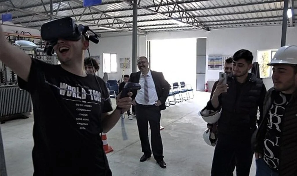 Öğrencilere VR gözlüklü iş sağlığı ve güvenliği eğitimi