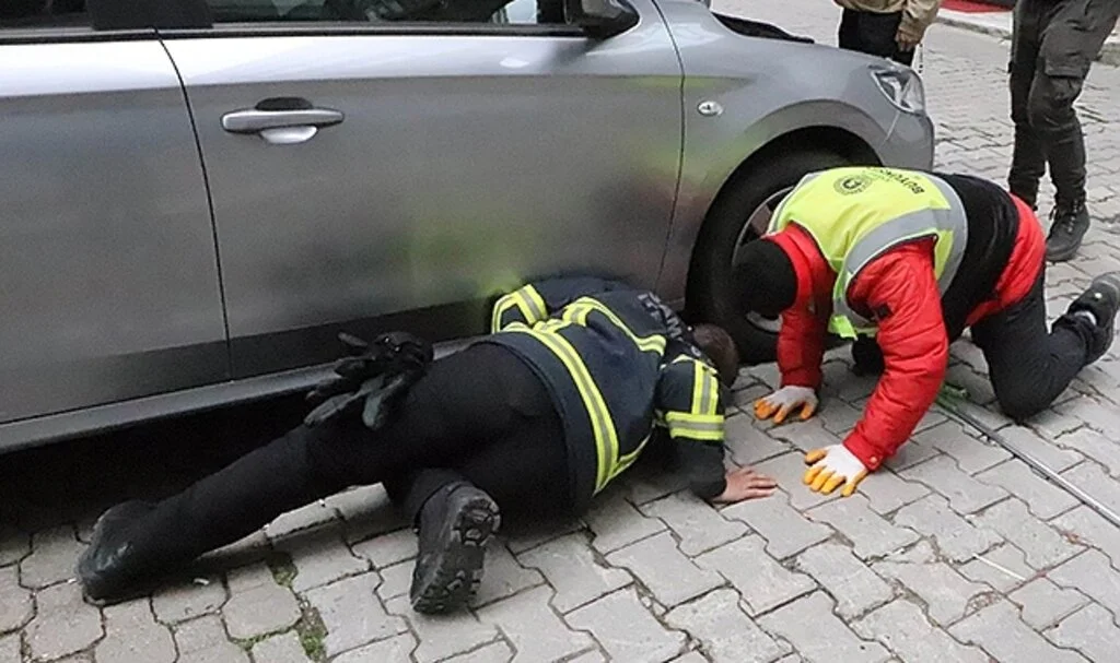 Otomobilin altına giren kediyi itfaiye kurtardı