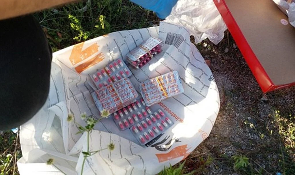 Polis araçtan atılan uyuşturucu hapları böyle buldu