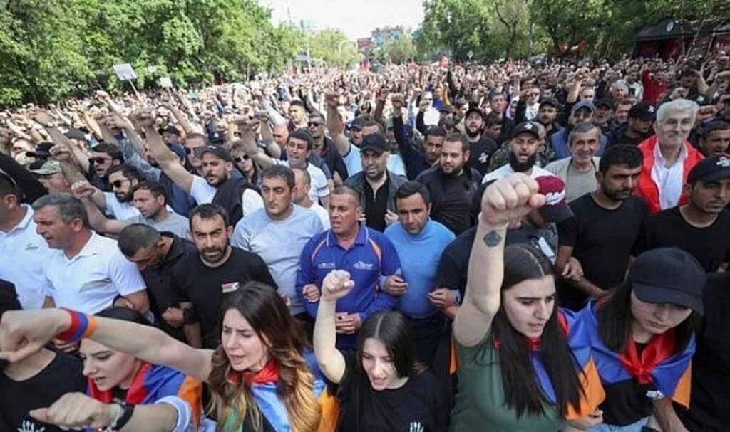 Protestocular Ermenistan Başbakanı'nın İstifasını İstedi