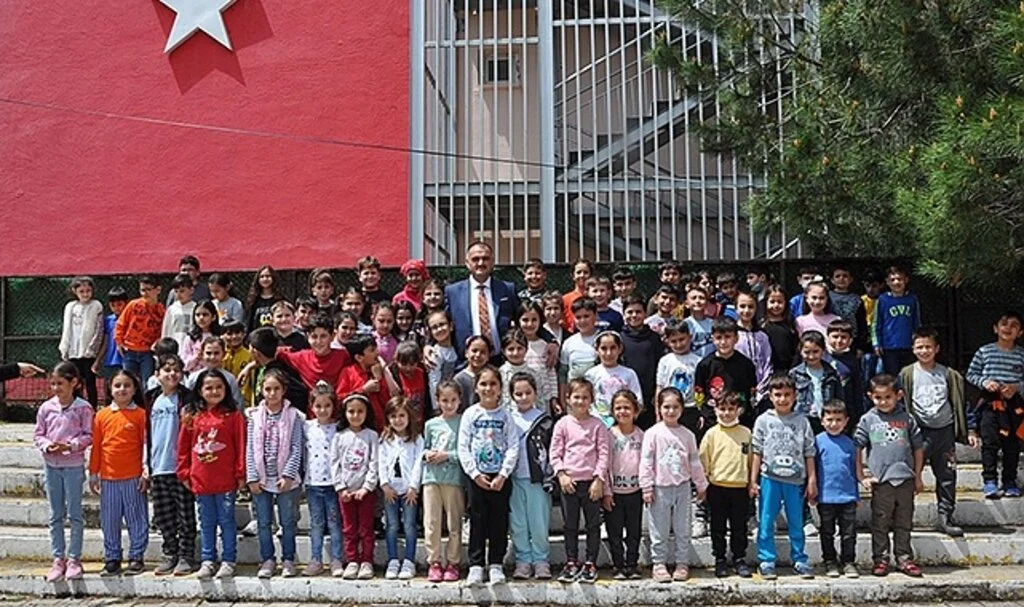 Salıpazarı'nda ahşap oyuncaklar boyandı