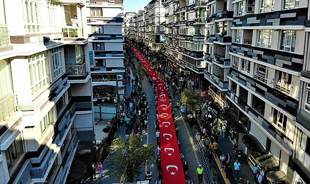 Samsun'da 1919 metrelik bayrakla caddeler şenlendi 