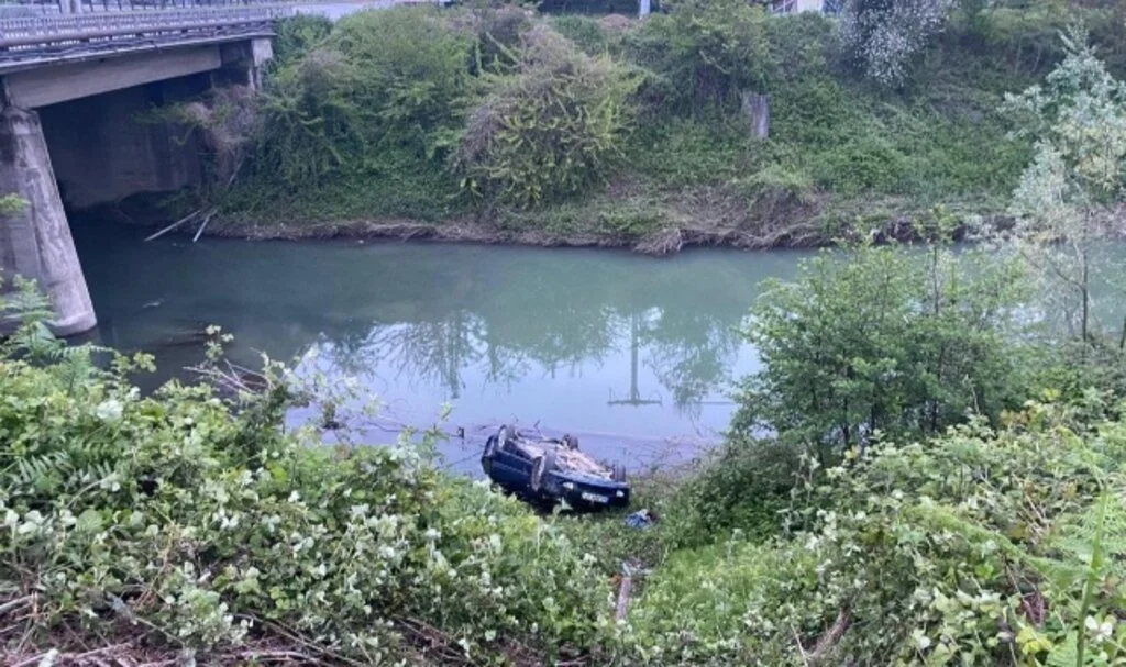 Samsun'da dereye devrilen otomobildeki 4 kişi yaralandı