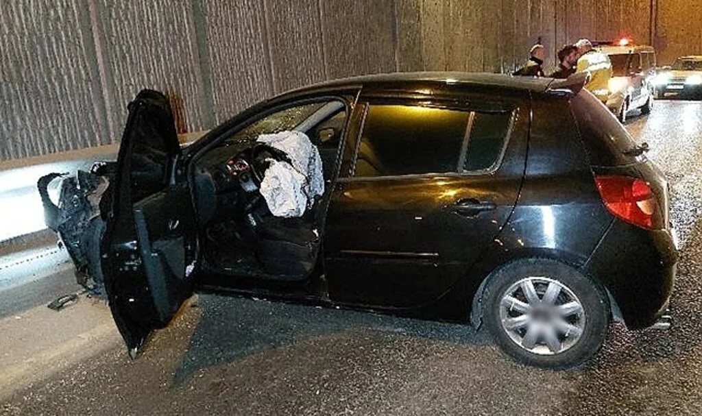 Samsun'da otomobil alt geçitte bariyere çarptı: 2 yaralı