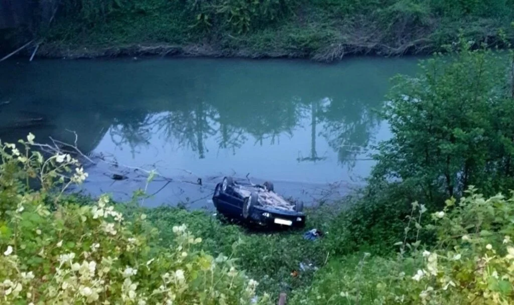 Samsun'da otomobil dere kenarına uçtu: 4 yaralı