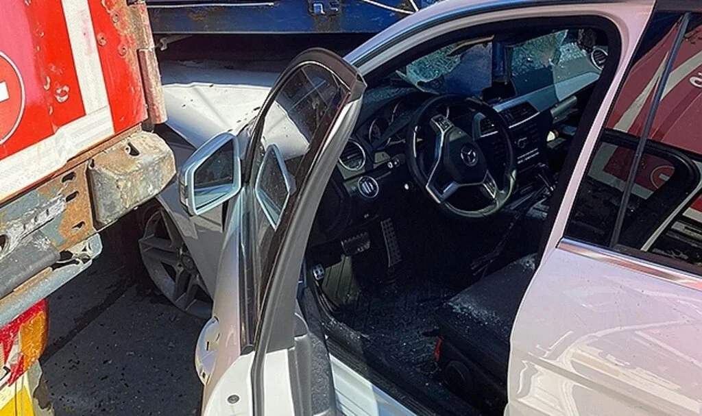 Samsun'da otomobil tırın dorsesine çarptı: 2 yaralı