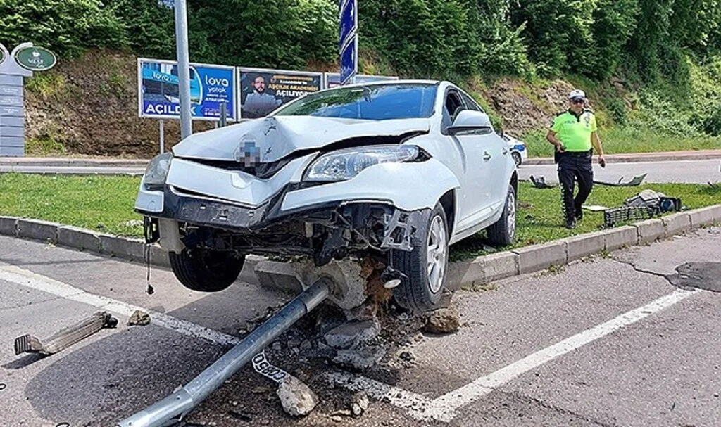  Samsun'da trafik lambasına çarpan otomobil hurdaya döndü