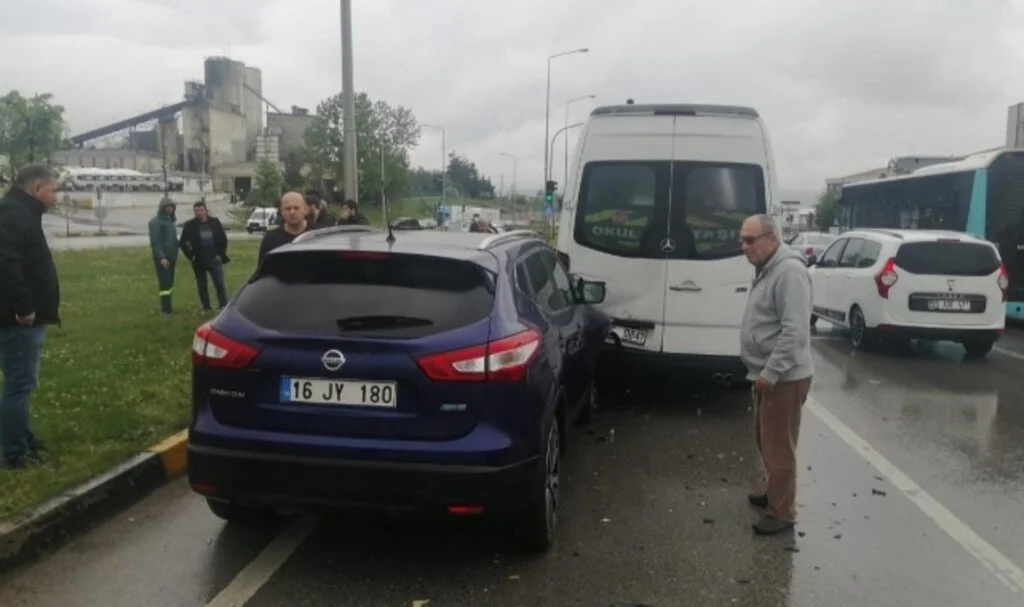 Samsun'da üç aracın karıştığı kazada 3 kişi yaralandı