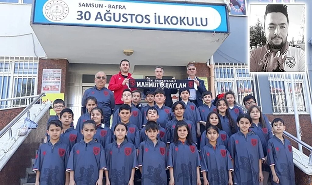 Samsunspor Taraftarından Mahmut Baylan'ın Babasının Görev Yaptığı Okulda Anlamlı Hediye
