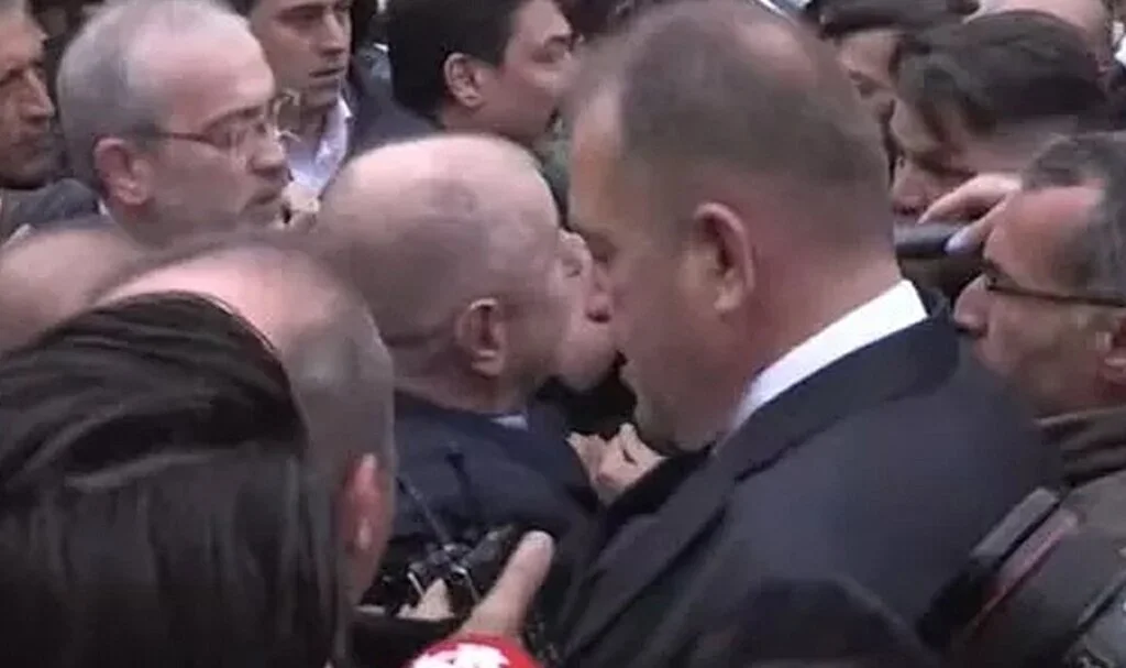 SON DAKİKA | Ümit Özdağ-Süleyman Soylu geriliminde son durum! Meclis önüne geldi, İçişleri Bakanlığına yürümek istiyor