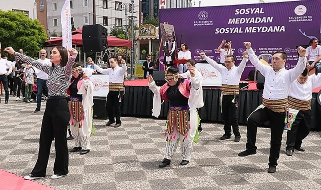 'Sosyal Medyadan Sosyal Meydana'