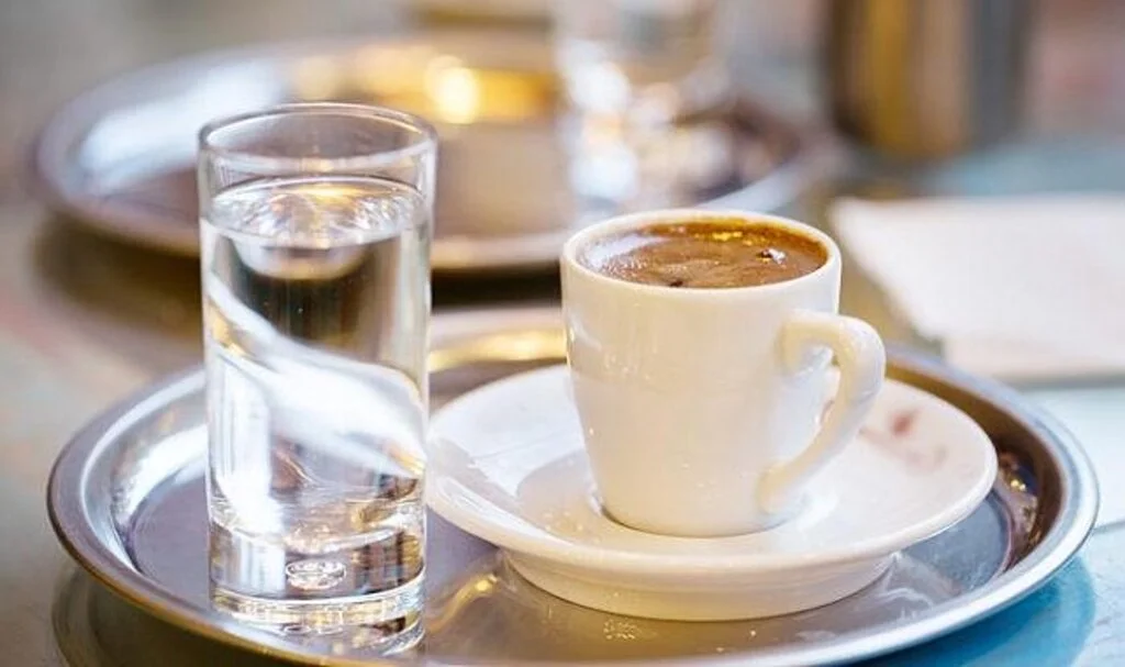 Su ve kahvedeki kafa karışıklığı bitmiyor! Sağlığa zararlı mı, faydalı mı?