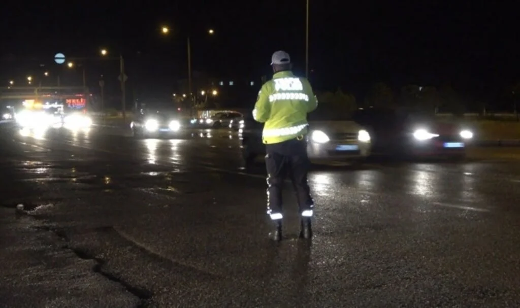 Tatilciler erken dönüşe geçti: 43 ilin geçiş güzergahında trafik yoğunluğu