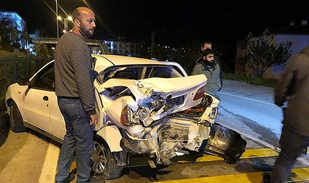Trafik kazasında otomobil hurdaya döndü: 1 yaralı