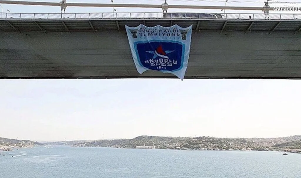 Üst üste ikinci kez EuroLeague’i kazanan Anadolu Efes’in bayrakları İstanbul Boğazı’nda