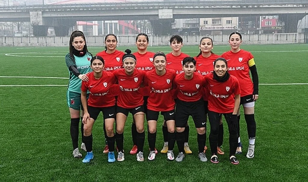 Yab-Pa kadın futbol takımı Play-Out maçı pazar gününe ertelendi