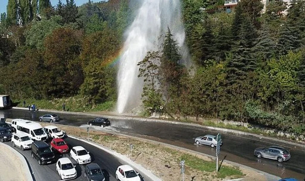 Yer: İstanbul! Su borusu patladı, yollar göle döndü