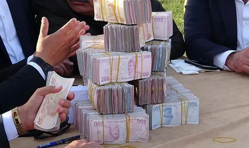 Yok böyle düğün! Gelin ve damadı görenler şaştı kaldı, son yılların en çok takı takılan düğünü...